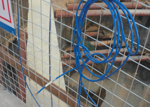 將傳輸線綁在護欄上